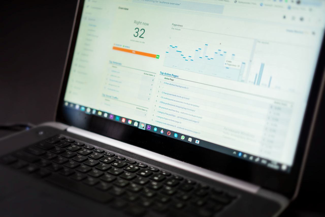 Un ordinateur portable affichant un tableau de bord analytique avec un suivi des données en temps réel et des outils d’analyse.